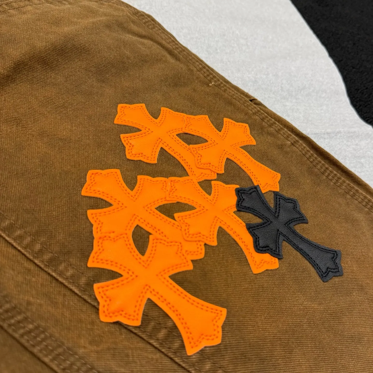 P310 Style number: D375 Chrome Hearts brown logging orange peel overalls. Heavy canvas material, double-layer fabric at the knees, multi-pocket design. Color #logging brown orange peel. Size #28-36 (s m l Waist 85 Hips 110 Length 106 Opening 21.5
